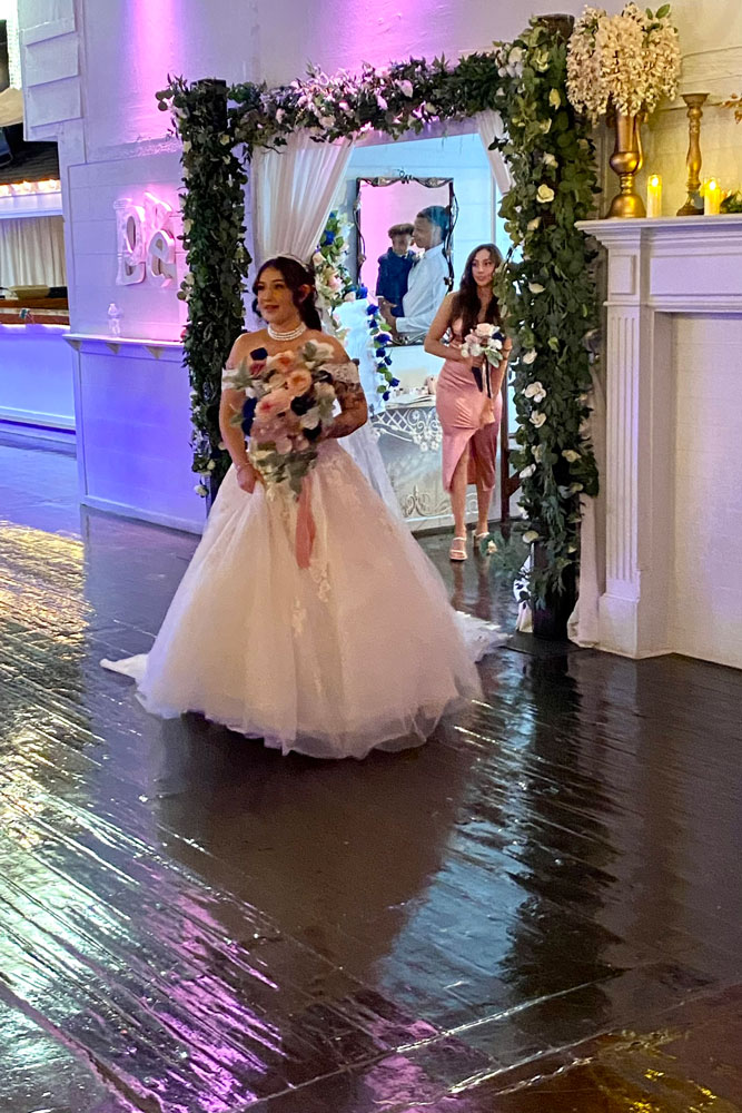 wedding ceremony presents the bride's entrance